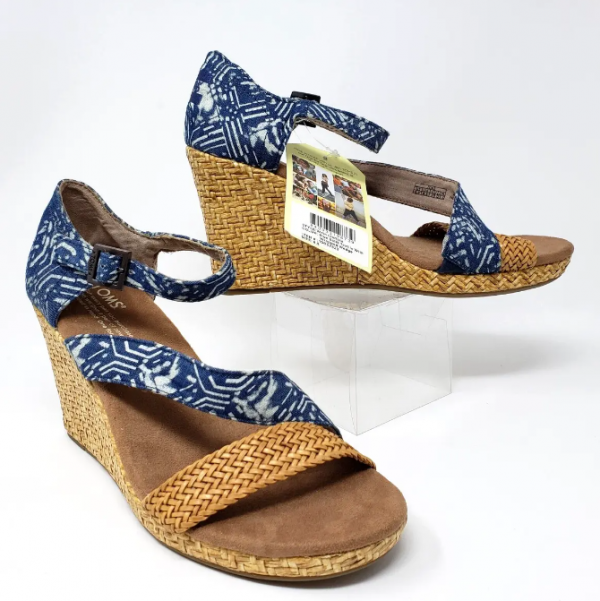 Sepatu Wedges dengan Pola Batik
